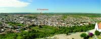 Vista panorâmica do sítio urbano de Pesqueira, à partir do Mirante de Pesqueira, de onde pode-se observar uma série de alinhamentos serranos ao fundo, controlados pela Zona de Cizalhamento Pernambuco, que tem a direção E-O. Foto: Rogério Valença Ferreira.