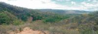 Visão geral do mirante com vista para a Muralha Vulcânica formada por basaltos (lado esquerdo da figura) e ao fundo o platô da serra de Santana formado por arenitos da Formação Serra do Martins (Nascimento & Ferreira, 2012).