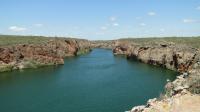 Vista panorâmica do Cânion do Talhado, escavado pelo Riacho do Talhado em rochas areníticas da Formação Tacaratu. O leito do riacho desapareceu, devido ao alagamento pelas águas da represa de Xingó. Foto: Rogério Valença Ferreira.