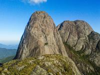 Vista para o Pico Maior e ao fundo, o Pico Médio a partir do cume do Capacete. Autor: Marcelo Ambrosio