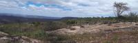 Geossítio Mirante Santa Rita com vista para a porção sul do Geoparque Seridó e destaque para os arenitos em primeiro plano.