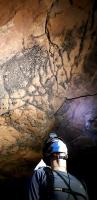 Precipitação de espeleotemas à partir da infiltração de água em planos de fraqueza nos metarenitos. (Foto: Nuno M. Martinho Vieira)