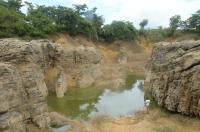 Descrição do rio Tamanduá na área do Sumidouro, circundado pela vegetação local.