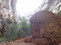 Espeleotema conhecido como cascata de rocha