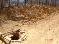 Posição da dolina, buraco do Alecrim próximo ao acostamento da estrada. Foto; Antônio José Dourado Rocha, 2008.