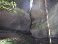 Fraturas que favorecem a percolação de água e formação das grutas.