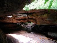 As grutas são formadas pela percolação das águas superficiais através das descontinuidades e fraturas no arenito. (Foto: Noêmia Barros).