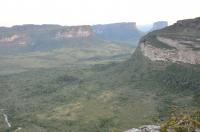 Outra vista, na direção Sul, onde se pode perceber o plano de mergulho distinto das camadas nas escarpas Leste e Oeste do vale, tornando visível a dobra anticlinal. Foto - Ricardo Fraga Pereira, 2009.