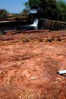 Vista geral do geossítio Barragem do Domício, com pegadas de dinossauros em primeiro plano. Crédito: Rafael Costa da Silva