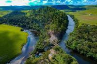 No período de cheias o rio Divisa transborda o seu leito e forma uma cascata em direção ao rio Silveira, gerando assim, um belo espetáculo fortuito no local. O sítio fica localizada dentro da Fazenda dos Potreirinhos, lugar utilizado para turismo rural na região de São José dos Ausentes. (Autor: Fazenda dos Potreirinhos/20190