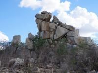 Visão lateral de leste do dique granítico com os blocos fraturados em várias direções (Castle koppie). Foto: Rogério Valença Ferreira.