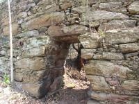 Entrada do forno utilizado no Séc.XVIII para queima de mármore e produção de cal virgem.