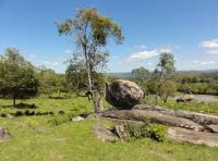 Afloramentos rochosos e vegetação rupestre e de campo compões os elementos cênicos de uma paisagem características da região. Fotografia: Paula Segalla e André Studzinski, 2015.