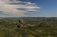 Vista lado oeste da serra do Segredo com a Pedra da Abelha em primeiro plano e ao fundo a serra de Santa Bárbara. Fotografia: Paula Segalla e André Studzinski, 2015.