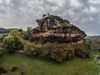 Vista aérea do morro de arenito e conglomerado a sua forma e cores contrasta com a paisagem do Pampa.