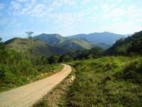 O trecho da estrada entre este Geossítio e o Geossítio Paleoterraço do rio Ribeira passa por uma região montanhosa recoberta de exuberante Mata Atlântica, relativamente bem preservada