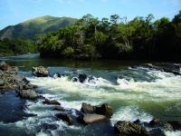 Nas proximidades do Geossítio a estrada passa junto às barrancas do bonito Rio Turvo.