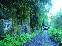 Trata-se de uma estrada encravada numa região cárstica muito acidentada, recoberta por exuberante Mata Atlântica, relativamente bem preservada.