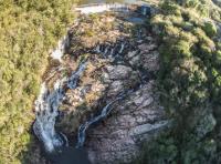 Vista aérea da cascata e de parte da estrutura da barragem localizada a montante. Fotografia: Paula Segalla e André Studzinski, 2015.