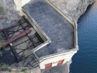 No afloramento da base da cachoeira ocorrem marmitas escavadas pela ação do turbilhonamento das águas do rio. Também é possível ver a foliação de baixo ângulo do gnaisse. Foto: Rogério Valença Ferreira.