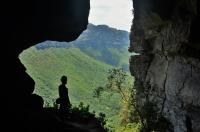 Mirante da Gruta do Castelo, com vista para o Vale do Rio Lapinha (ou Calixto). Deste ponto é possível ter uma vista ampla do processo de entalhamento do rio, bem como das cornijas de escarpa e depósitos de tálus da Sera do Ramalho. (Foto: Ricardo Galeno Fraga de Araujo Pereira).