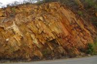 Metarenitos da Formação Serra da Gameleira, em corte da Estrada Parque - Foto: Violeta de Souza Martins, 2015.