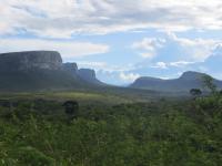 Panorama da Serra do Sincorá e do vale entalhado no anticlinal do Pai Inácio. Foto; Violeta de Souza Martins, 2020.