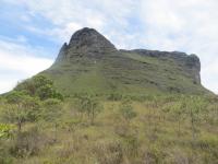  Morro do Capão retratando o contato das duas litologias paleoproterozoica na base e mesoproterozoica no topo.Foto: Violeta de Souza Martins, 2020