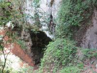 Vista da entrada da caverna que ilumina o lago do Poço Encantado 