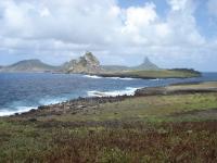 Vista do topo da Ilha Rata formada por um baixo platô (meseta) em rochas calcareníticas. Foto: Rogério Valença Ferreira.