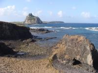 Vista da praia Buraco da Raquel, onde se observa falésias e o Morro da Sela Gineta, que forma uma ilha. Foto: Rogério Valença Ferreira.