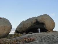 Tafone basal cuja cavidade supostamente serviu de abrigo ao curandeiro que dá nome ao lugar, Pai Mateus, que viveu na região no século XVIII. Foto: Rogério Valença Ferreira.