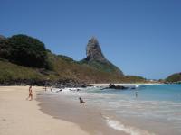 Vista da Praia do Meio, com o Morro do Pico ao fundo. Foto: Rogério Valença Ferreira.