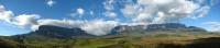 Vista do Monte Cuquenán (a esquerda) e Monte Roraima (a direita).