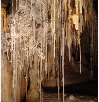 O belíssimo salão Taqueupa, cuja visitação pública é proibida, devido à fragilidade de seus belos espeleotemas