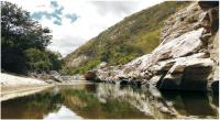 Quartzitos da Formação Equador cortados pelo rio Picuí próximo ao final do cânion dos Apertados (Nascimento & Ferreira, 2012).