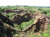 As feições erosivas do sítio da geodiversidade mostram que a área sofre um forte processo erosivo que necessita de medidas de contenção. É um afloramento que mostra o tipo de rocha sedimentar arenítica e o quando mostra ser suscetível a processos erosivos hídricos. (Autor: Michel Godoy/2008)