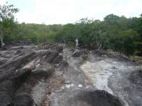 Camadas inclinadas de arenito na Cachoeira da Porteira.