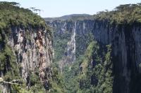 Detalhe da Cascata das Andorinhas ao final da Trilha do Vértice. Autor: Michel Godoy (2011)