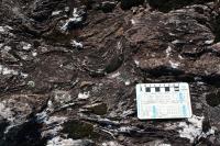 Detalhe do afloramentos de rocha vulcânica presentes no Mirante Timbé do Sul, é possível visualizar estruturas de fluxo de lava perfeitamente preservadas nas rochas vulcânicas. (Autor: Michel Godoy/2011)