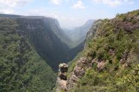 A Pedra do Segredo da Fortaleza é um bloco monolítico de aproximadamente 5,0 metros de altura localizado no vale escarpado do Cânion Fortaleza na área do Parque Nacional da Serra Geral. O impressionante para os turistas é como  os blocos rochosos se encontra dispostos um sobre o outro a beira de escarpa  revelando assim, revelando um incrível  equilíbrio. (Autor: Michel Godoy/2011)