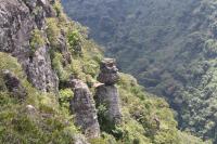 O detalhe do equilíbrio de blocos da Pedra do Segredo da Fortaleza, são rochas da formação Serra Geral de idade Cretácea Inferior. (Autor: Michel Godoy/2011)