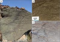 A) Textura spinifex do Grupo Quebra Osso; B) disposição aleatória de cristais tabulares e C) contatos irregulares com fluxos adjacentes. Compilado de Ferreria et al 2022.