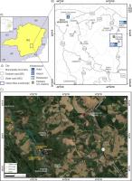 A) Localização geográfica da área de estudo no estado de Minas Gerais, sudeste do Brasil. B) Principais vias de acesso, partindo da capital Belo Horizonte, e infraestrutura disponível (aeroporto, hotéis e restaurante). O quadrado azul representa o quadrilátero de Catas Altas. C) Vista de satélite da área de estudo (extraída do Google Earth). Símbolos - pontos pretos: pontos-chave, locais turísticos; estrelas amarelas: pedreiras de serpentinito; pontos vermelhos: localização dos afloramentos. Compilado de Ferreria et al 2022.